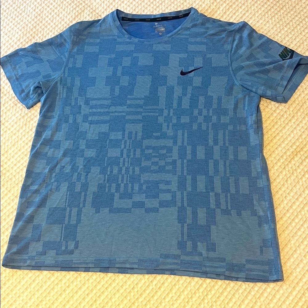Nike Men's Blue Patterned Tee